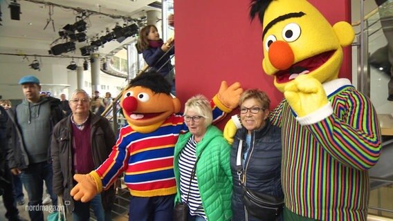 Ernie und Bert begrüßen Besucher bei 30 Jahre NDR in MV. © Screenshot 