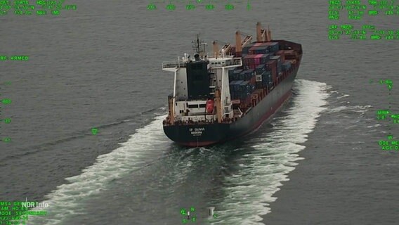Die Sicht von einer Drone aus auf ein Frachtschiff. © Screenshot 