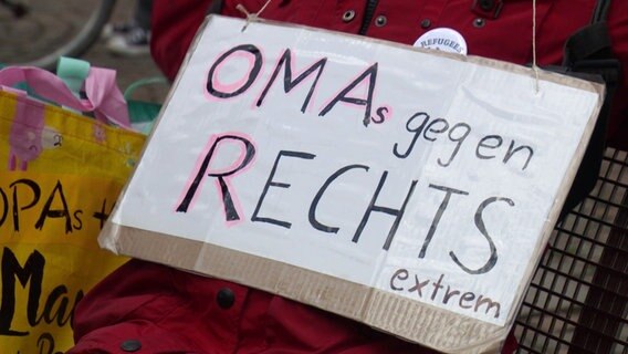 Pappschild mit der Aufschrift Omas gegen Rechtsextrem © Screenshot 