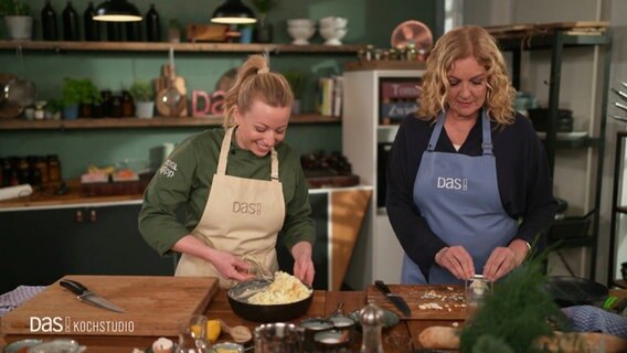 Fernsehköchin Zora Klipp und Moderatorin Bettina Tietjen kochen im Küchenstudio von DAS!. © Screenshot 