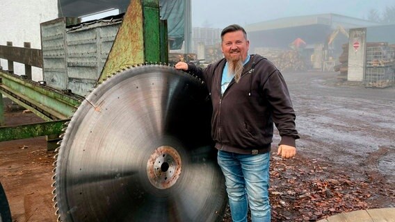 Steffen Rotner alias Holzmaxe ist der größte Kaminholzproduzent in Norddeutschland. © NDR/Populärfilm 