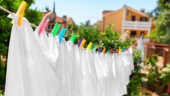 Weiße Wäsche an der Leine. © Nomad_Soul/fotolia Foto: Nomad_Soul