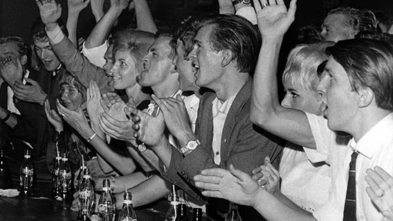 Begeisterte Jugendliche feiern 1964 im Hamburger Star-Club. © picture alliance / Fritz G. Blumenberg Foto: Fritz G. Blumenberg