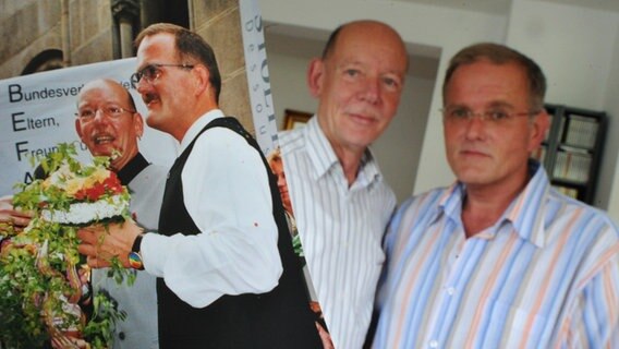 Links ein Foto von Heinz-Friedrich Harre und Reinhard Lüschow vor dem Standesamt Hannover 2001 und rechts daneben ein Bild zehn Jahre später im Wohnzimmer der beiden. © dpa-Bildfunk Foto: Julian Stratenschulte