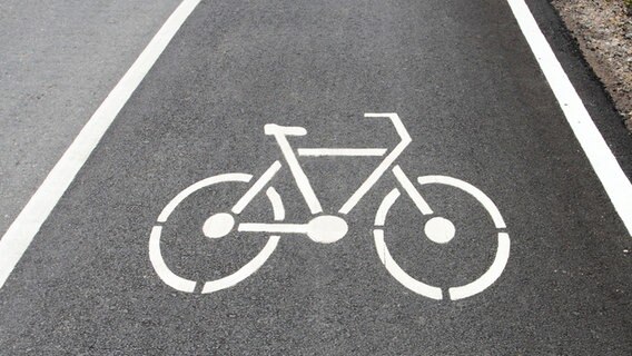Ein Fahrradsymbol auf einem Radweg. © Colourbox 