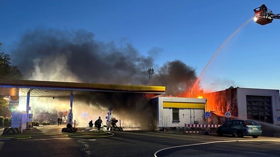 Löscharbeiten an einer brennenden Tankstelle in Hamburg-Hammerbrook. © Steven Hutchings/TNN/dpa 