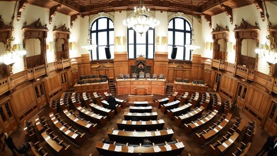 Blick in den leeren Plenarsaal vor einer Sitzung der Hamburgischen Bürgerschaft im Rathaus. © picture alliance/dpa Foto: Christian Charisius