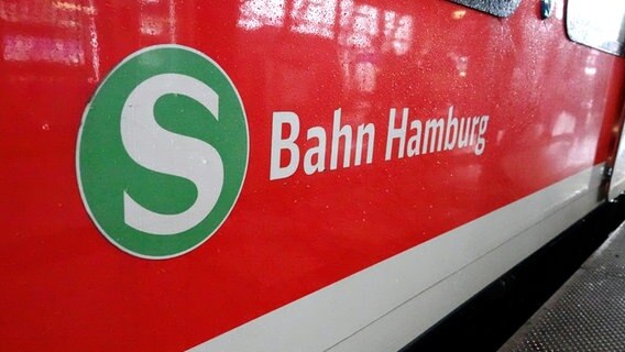 Auf einem S-Bahn-Wagen am Hauptbahnhof steht der Schriftzug "S-Bahn Hamburg". © picture alliance / dpa Foto: Rabea Gruber