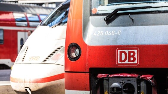 Zwei Loks der Deutschen Bahn in Nahaufnahme. © picture alliance Foto: Micha Korb