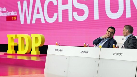 Bijan Djir-Sarai (l.), Generalsekretär der FDP, und Christian Lindner, Bundesvorsitzender der FDP und Bundesminister der Finanzen, sprechen miteinander auf dem Bundesparteitag der FDP in Berlin. © Hannes P. Albert/dpa 