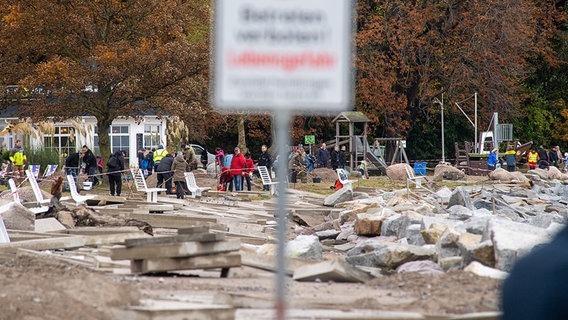 Hunderte Freiwillige beseitigen beim "Molenputz" auf Rügen an der Promenade die Hinterlassenschaften der schweren Ostsee-Sturmflut © picture alliance Foto: Stefan Sauer