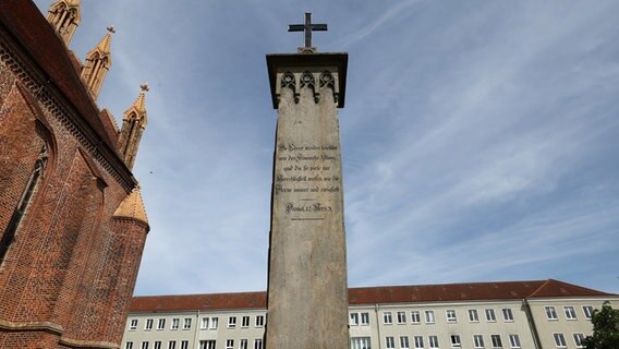 Das Denkmal für den Neubrandenburger Theologen und Pastor Franz Christian Boll (1776-1818) ist nach umfangreicher Sanierung wieder neben der Marienkirche im Stadtzentrum zu sehen. © dpa-Bildfunk Foto: Bernd Wüstneck