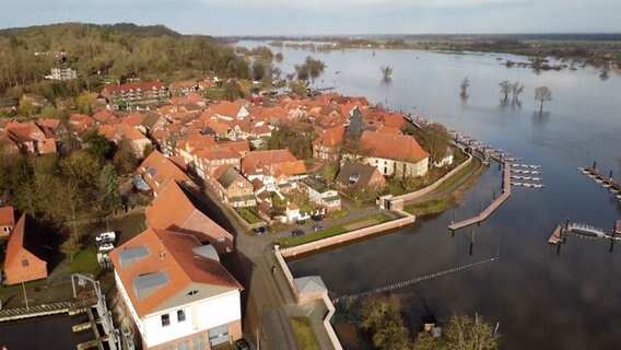 Eine Drohnenaufnahme zeigt das Hochwasser in Hitzacker. © Nord-West-Media TV 