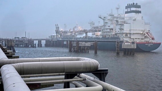 Das Spezialschiff «Höegh Esperanza» liegt während der Eröffnung des LNG-Terminals in Wilhelmshaven vor Anker. © picture alliance/dpa/AP POOL | Michael Sohn Foto: Michael Sohn