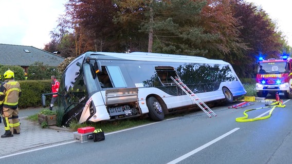 Ein Linienbus liegt im Graben. © TV Newskontor 