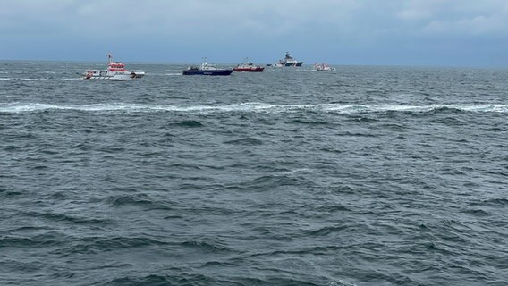 Schiffe der Seenotretter suchen am 24. Oktober 2023 nach den vermissten Semännern des Frachters "Verity". © picture alliance / ASSOCIATED PRESS | Uncredited 