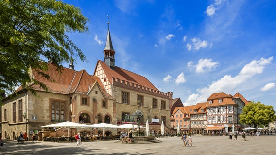Das Alte Rathaus und der Marktplatz von Göttingen. © Göttingen Tourismus und Marketing 