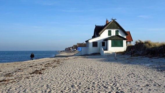 Strand und Häuser auf der Halbinsel Graswarder in Heiligenhafen. © NDR Foto: Kathrin Weber